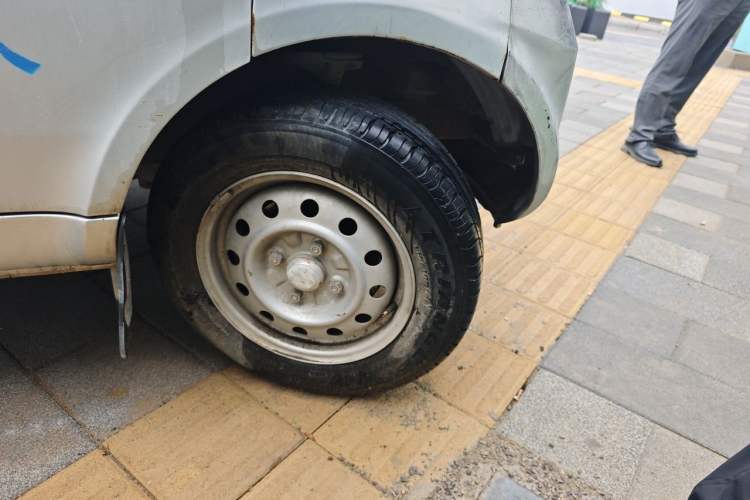 Used Wuling Rongguang 2011 1.2L Base Version Right Front Wheel Hub