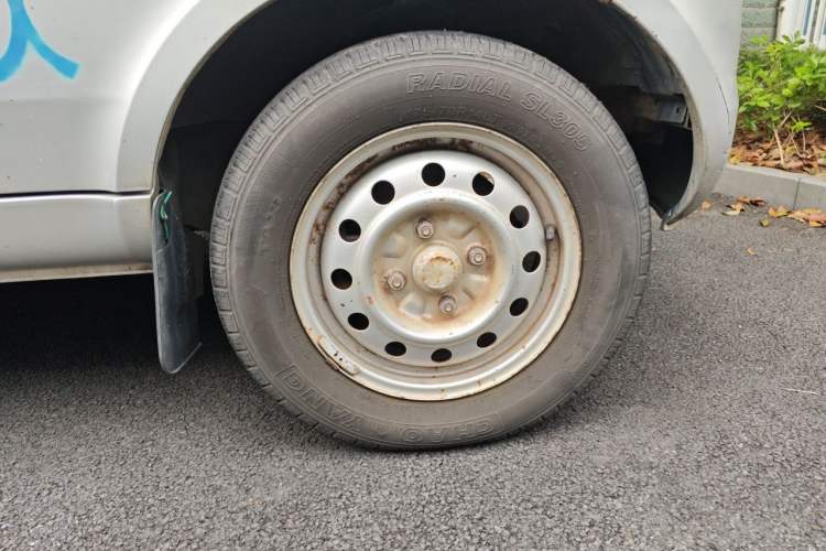 Used Wuling Rongguang 2011 1.2L Base Version Right Front Wheel Hub