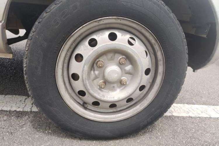 Used Wuling Rongguang 2011 1.2L Standard Version Right Front Wheel Hub