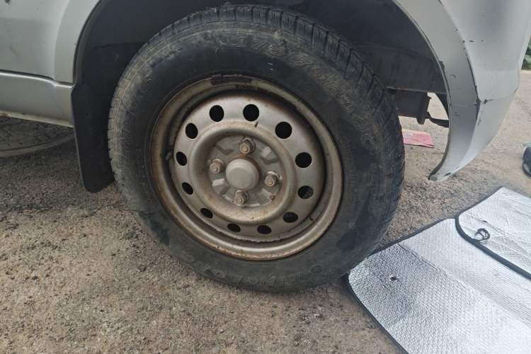 Used Wuling Rongguang 2011 1.2L Base Version Right Front Wheel Hub