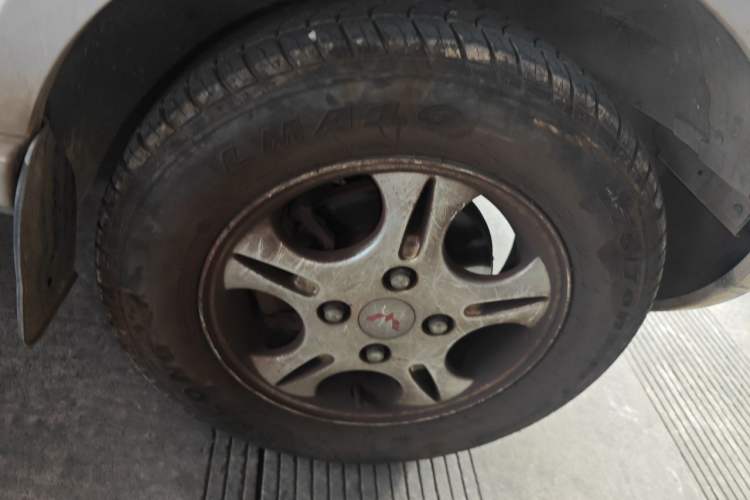 Used Wuling Rongguang 2011 1.2L Standard Version Right Front Wheel Hub