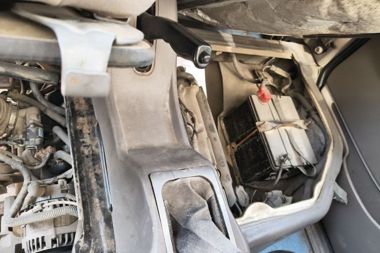 Used Wuling Rongguang 2011 1.2L Standard Version Engine Bay