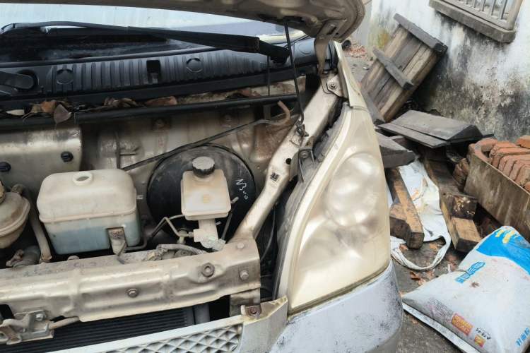 Used Wuling Rongguang 2011 1.2L Standard Version Engine Bay Left