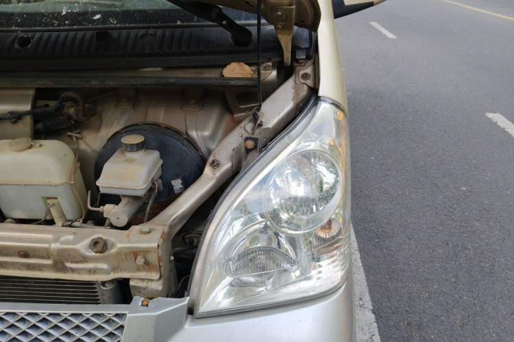 Used Wuling Rongguang 2011 1.2L Standard Version Engine Bay Left