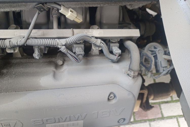 Used Wuling Rongguang 2011 1.2L Standard Version Engine Bay Left