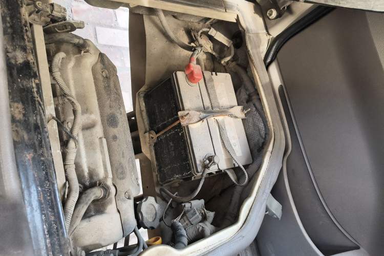 Used Wuling Rongguang 2011 1.2L Standard Version Engine Bay Left