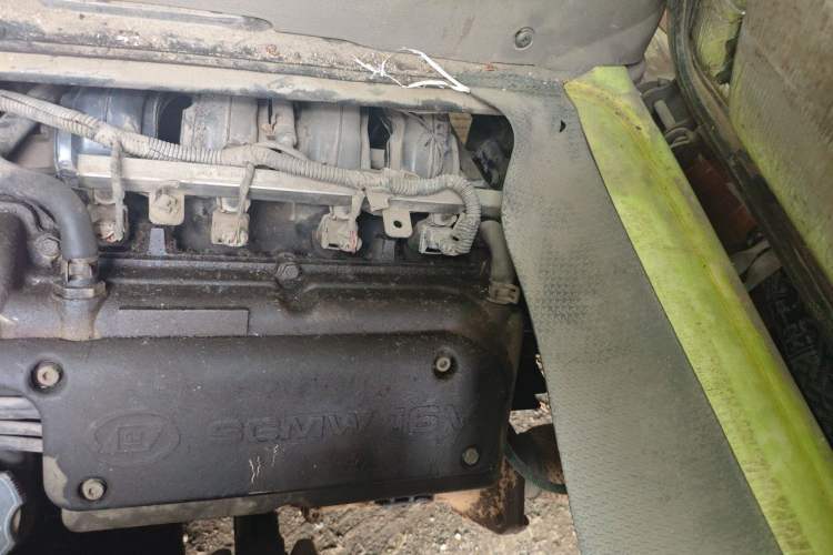 Used Wuling Rongguang 2011 1.2L Standard Version Engine Bay Left