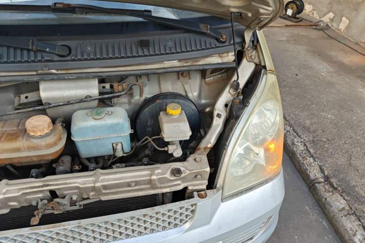 Used Wuling Rongguang 2011 1.5L Base Version Engine Bay Left