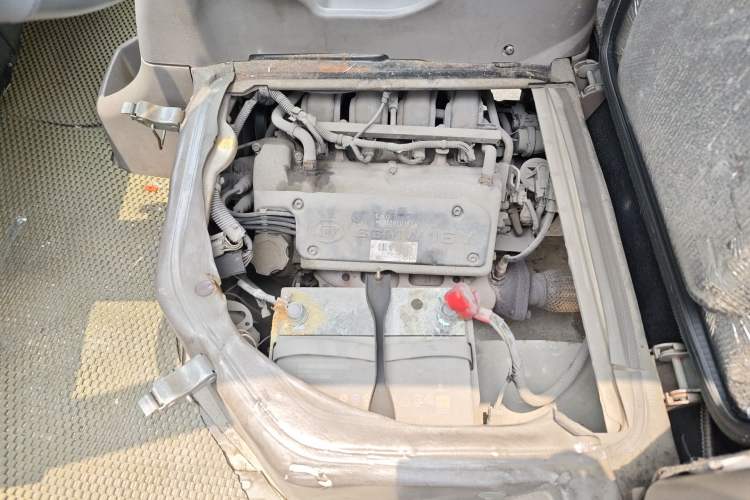 Used Wuling Rongguang 2011 1.2L Standard Version Engine Bay