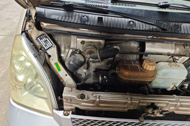 Used Wuling Rongguang 2011 1.2L Standard Version Engine Bay Right