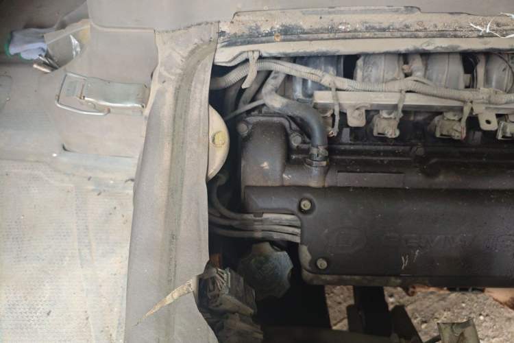 Used Wuling Rongguang 2011 1.2L Standard Version Engine Bay Right