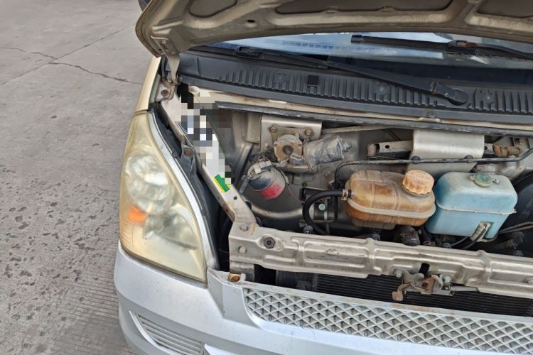 Used Wuling Rongguang 2011 1.5L Base Version Engine Bay Right