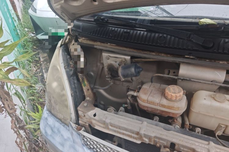 Used Wuling Rongguang 2011 1.2L Standard Version Engine Bay Right