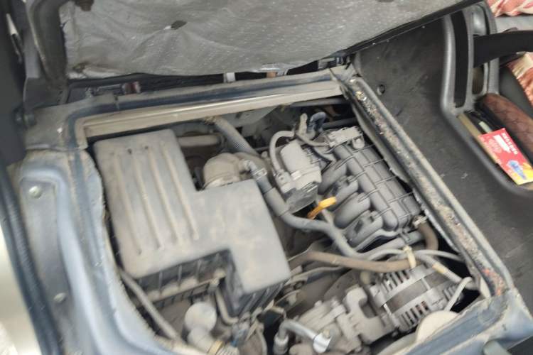 Used Wuling Rongguang 2011 1.5L Base Version Engine Bay Right