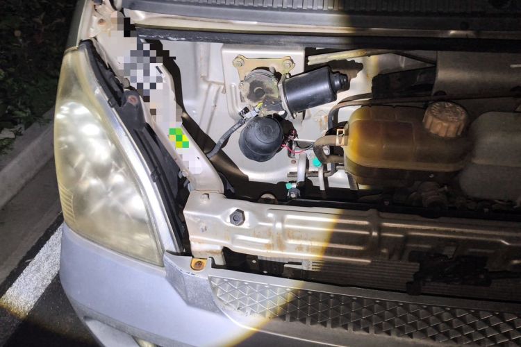Used Wuling Rongguang 2011 1.2L Standard Version Engine Bay Right