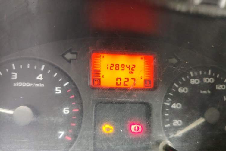 Used Wuling Rongguang 2011 1.2L Standard Version Odometer Close Up