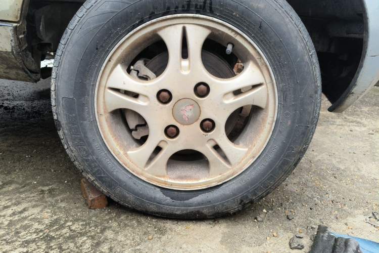 Used Wuling Rongguang 2011 1.2L Standard Version Right Front Wheel Hub