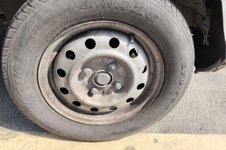 Used Wuling Rongguang 2011 1.2L Base Version Right Front Wheel Hub
