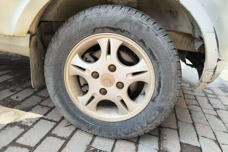 Used Wuling Rongguang 2011 1.2L Standard Version Right Front Wheel Hub