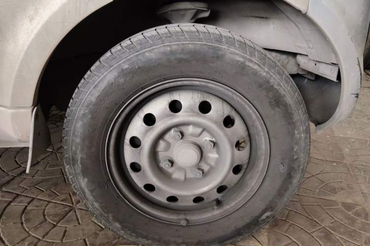 Used Wuling Rongguang 2011 1.2L Base Version Right Front Wheel Hub