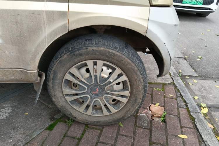 Used Wuling Rongguang 2011 1.2L Base Version Right Front Wheel Hub