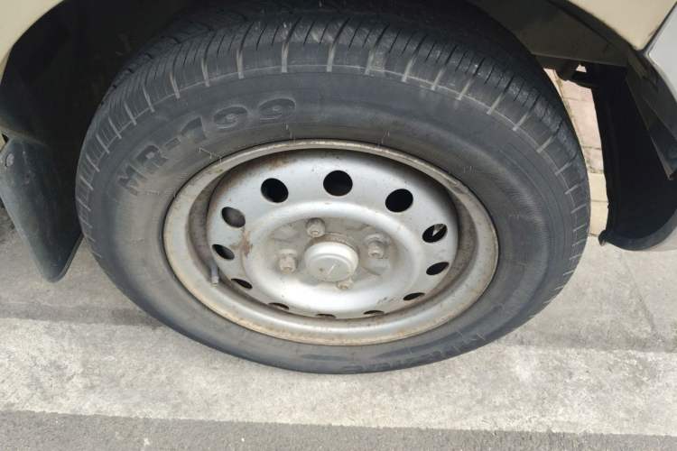 Used Wuling Rongguang 2011 1.5L Base Version Right Front Wheel Hub