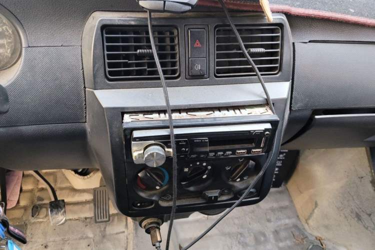 Used Wuling Rongguang 2012 1.5L Extended Standard Version Audio And AC Panel