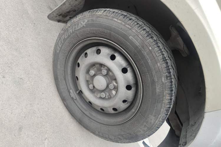 Used Wuling Rongguang 2012 1.5L Extended Basic Version Right Front Wheel Hub