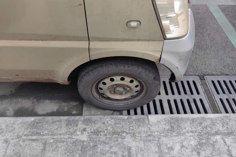 Used Wuling Rongguang 2012 1.2L Extended Basic Version LJY Right Front Wheel Hub