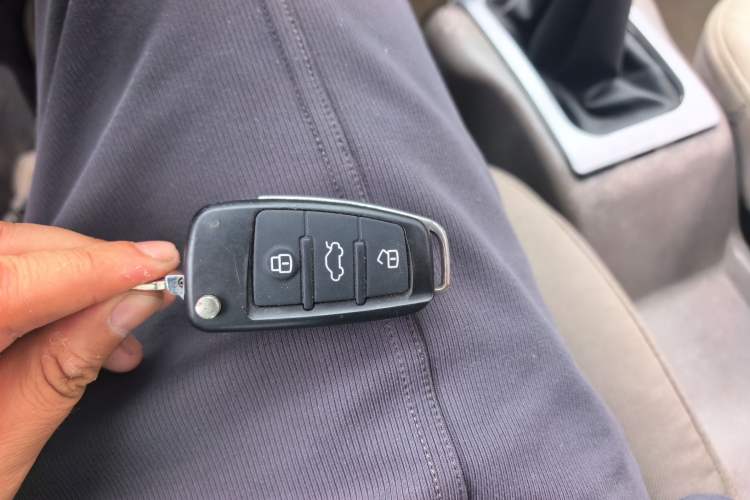 Used Wuling Rongguang 2012 1.2L Extended Basic Version LJY Vehicle Key