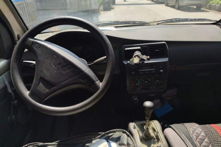 Used Wuling Rongguang 2012 1.5L Extended Basic Version Center Console
