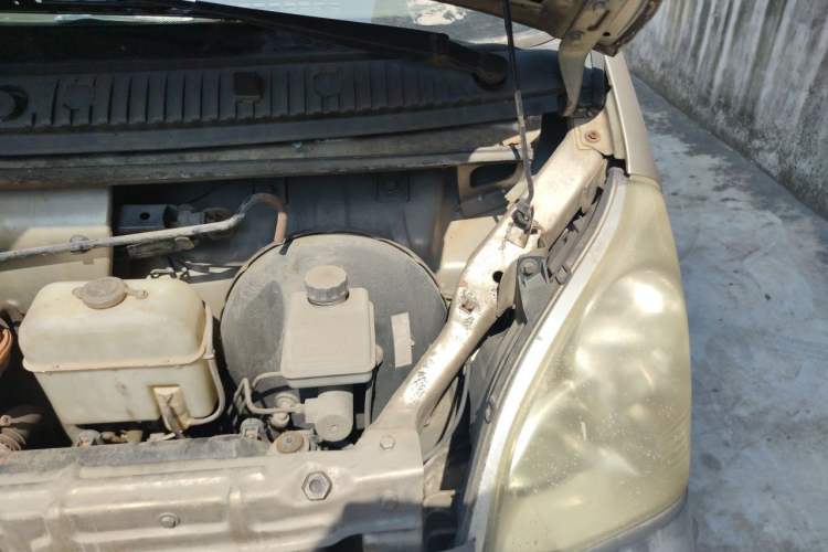 Used Wuling Rongguang 2012 1.5L Extended Basic Version Engine Bay Left