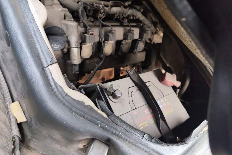 Used Wuling Rongguang 2012 1.5L Extended Basic Version Engine Bay Left