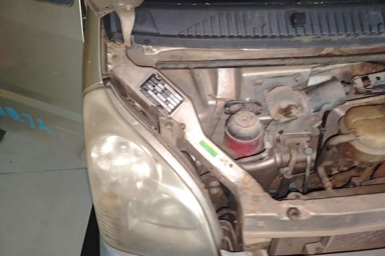 Used Wuling Rongguang 2012 1.5L Extended Basic Version Engine Bay Right