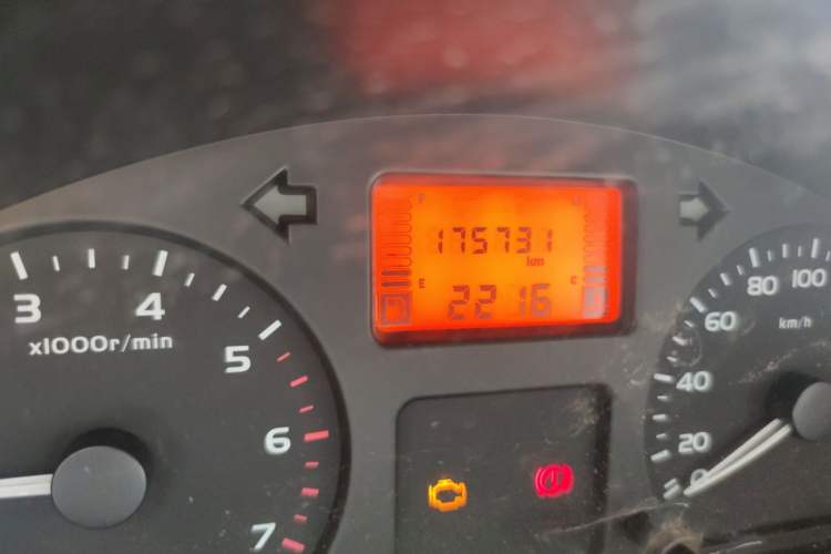 Used Wuling Rongguang 2012 1.5L Extended Basic Version Odometer Close Up