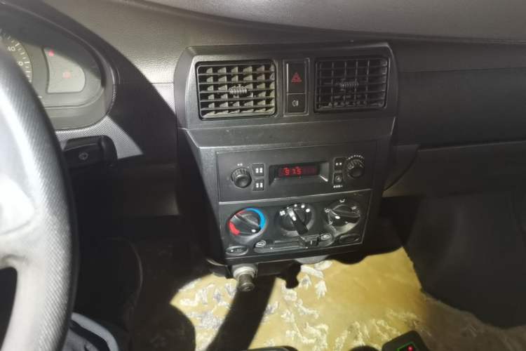 Used Wuling Rongguang 2012 1.5L Extended Basic Version Audio And AC Panel
