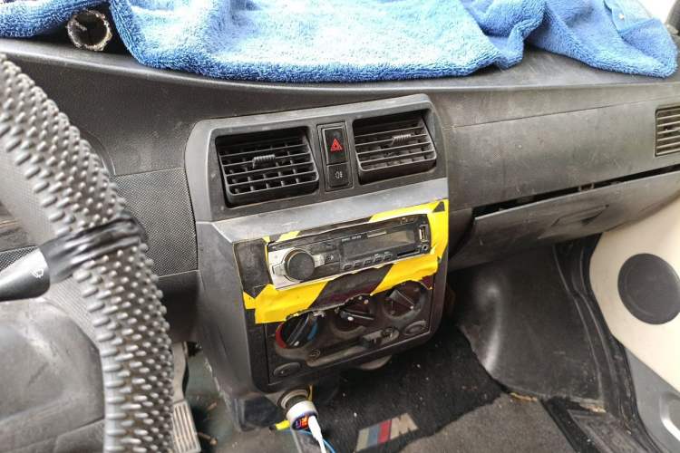Used Wuling Rongguang 2012 1.5L Extended Standard Version Audio And AC Panel
