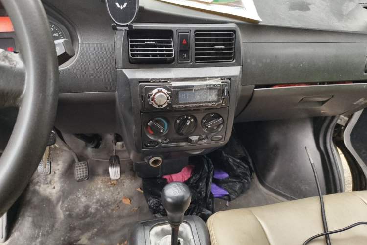 Used Wuling Rongguang 2012 1.2L Extended Basic Version LJY Audio And AC Panel