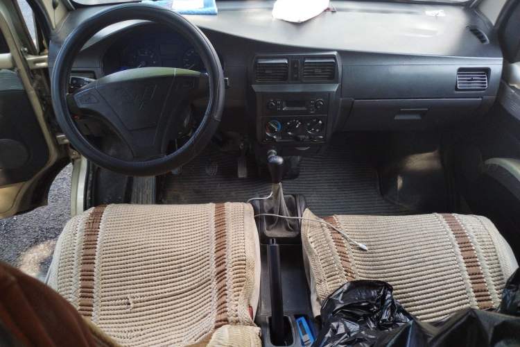Used Wuling Rongguang 2012 1.5L Extended Basic Version Center Console