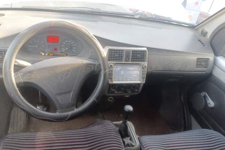 Used Wuling Rongguang 2012 1.5L Extended Basic Version Center Console