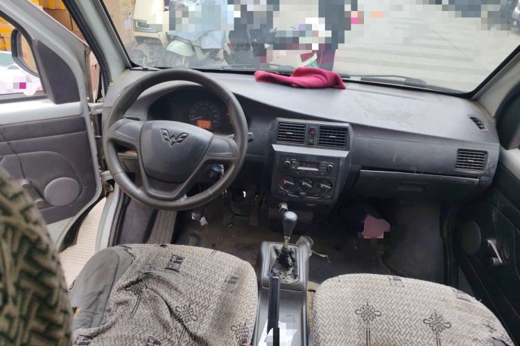 Used Wuling Rongguang 2012 1.5L Extended Basic Version Center Console