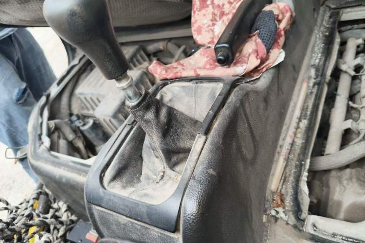 Used Wuling Rongguang 2012 1.5L Extended Basic Version Engine Bay