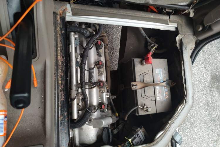 Used Wuling Rongguang 2012 1.5L Extended Standard Version Engine Bay Left