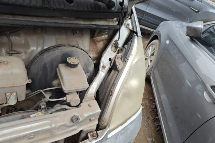 Used Wuling Rongguang 2012 1.5L Extended Basic Version Engine Bay Left