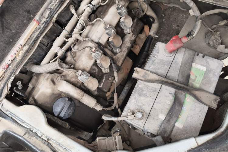 Used Wuling Rongguang 2012 1.5L Extended Basic Version Engine Bay Left