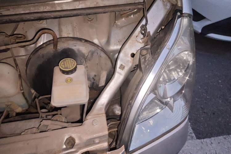 Used Wuling Rongguang 2012 1.5L Extended Basic Version Engine Bay Left