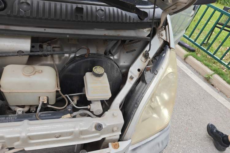Used Wuling Rongguang 2012 1.5L Extended Basic Version Engine Bay Left