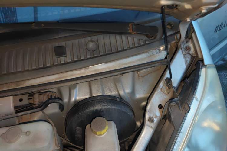 Used Wuling Rongguang 2012 1.2L Extended Basic Version LJY Engine Bay Left