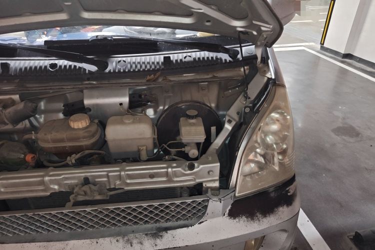 Used Wuling Rongguang 2012 1.5L Extended Standard Version Engine Bay Left