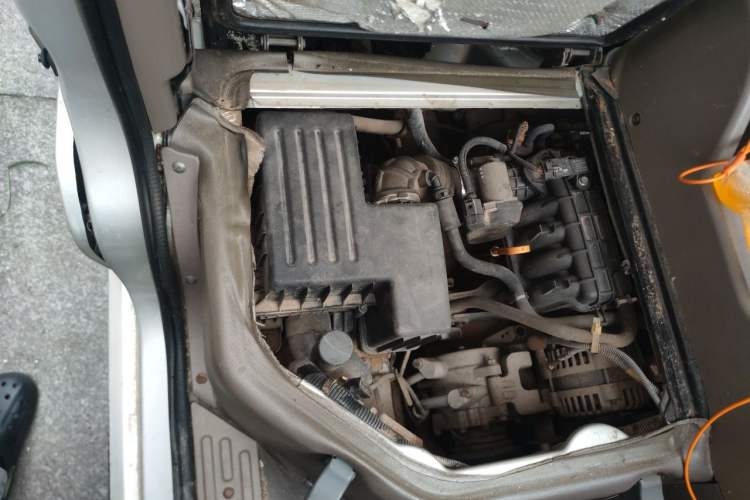 Used Wuling Rongguang 2012 1.5L Extended Standard Version Engine Bay Right